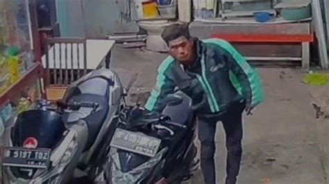 Kenakan Jaket Ojol Seorang Pria Terekam CCTV Gasak Sepeda Motor Warga