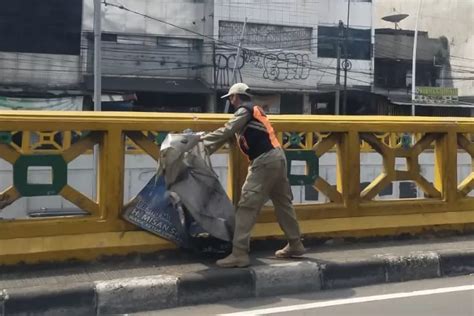 Satpol Pp Tertibkan Spanduk Dan Bendera Parpol Di Kawasan Tanah