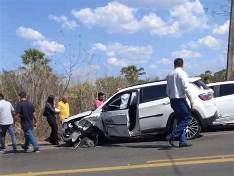 Dois Carros E Uma Carreta Se Envolvem Em Acidente Na Br Em Campo Maior