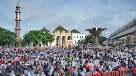 Ribuan Jemaah Salat Id Padati Masjid Agung Palembang Hingga Jembatan