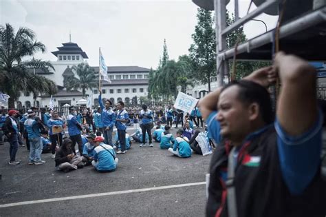 FOTO Aksi Unjuk Rasa Buruh Di Depan Gedung Sate Tolak PP Nomor 51