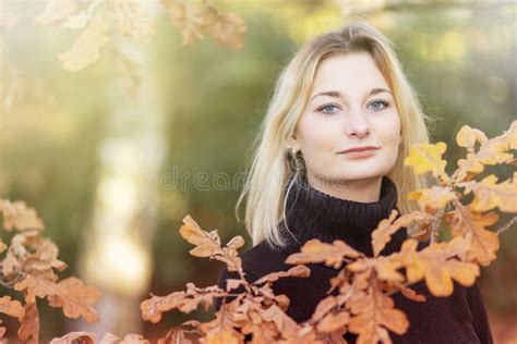 La Fille Blonde Pose Derri Re Les Branches D Un Ch Ne Photo Stock Image Of Cheveu Visage
