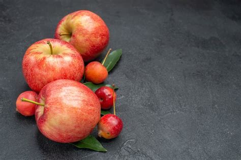 Vista Cercana Lateral Frutas Las Apetitosas Bayas Y Manzanas Con Hojas