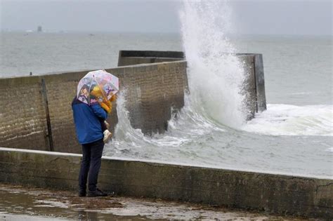 Météo dans la Manche averses orageuses et fortes rafales de vent