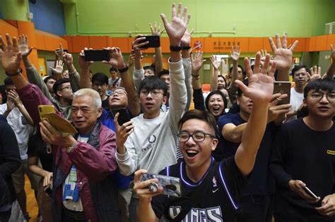 人心思變！香港區議會選舉：親北京建制派慘敗，泛民主派突飛猛進，投票率創歷史新高 風傳媒