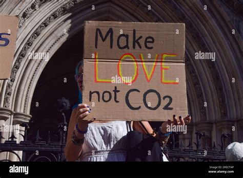 Londres Reino Unido 26º de julio de 2023 Un manifestante sostiene