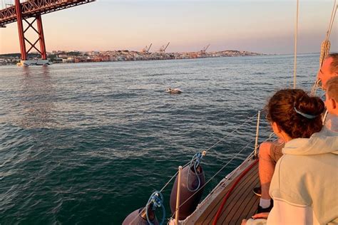 Barco à Vela ao Pôr do sol em Lisboa Vinho Hellotickets