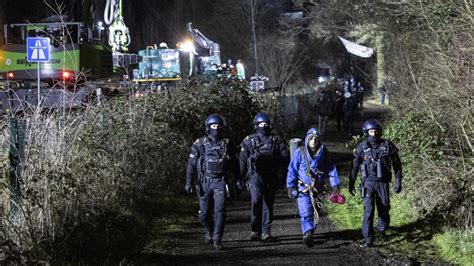 Polizei beginnt mit Räumung im Fechenheimer Wald