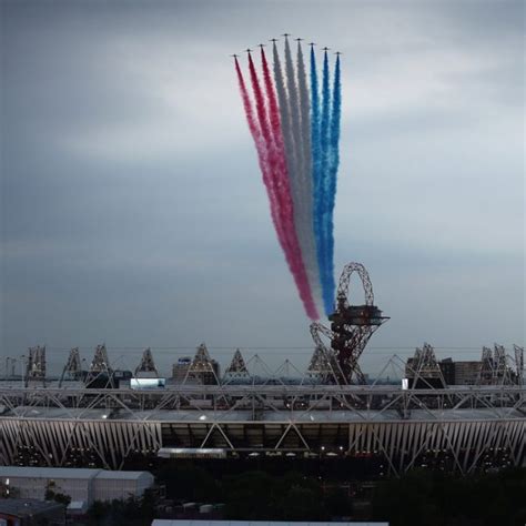 Aviones sobrevuelan el estadio olímpico de Londres 2012 Ceremonia de