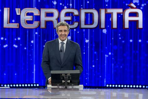 flavio insinna saluta leredita il ringraziamento commosso al pubblico