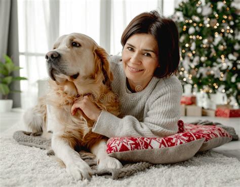 Chica Con Perro Recuperador De Oro Imagen De Archivo Imagen De