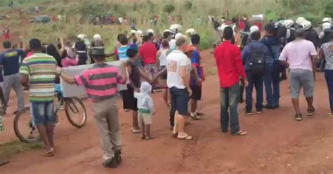 G1 Sob protestos GDF retoma derrubada em área invadida de São