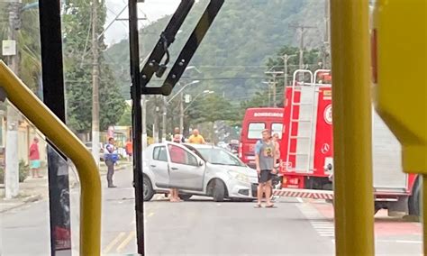 Carros Batem De Frente E Acidente Fecha Avenida Em Niterói Enfoco