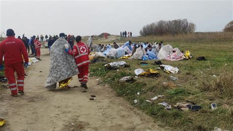 Crotone Naufragio Migranti Decine Di Morti Le News In Diretta La Stampa