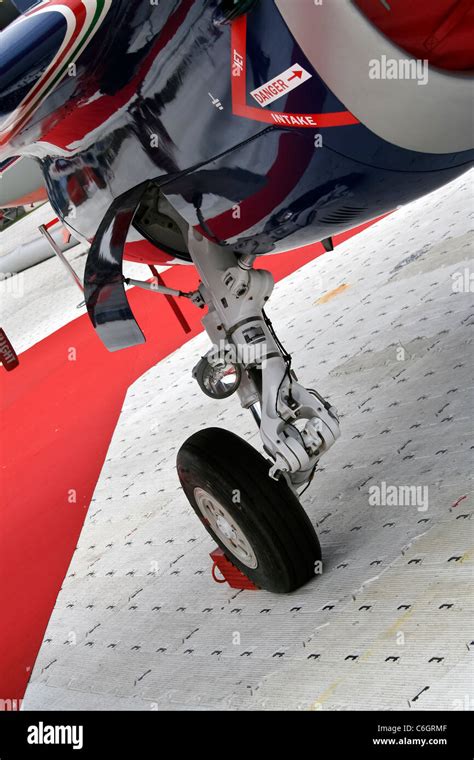 Close Up Ou Le Train D Atterrissage D Un Avion De Chasse De Photo Stock