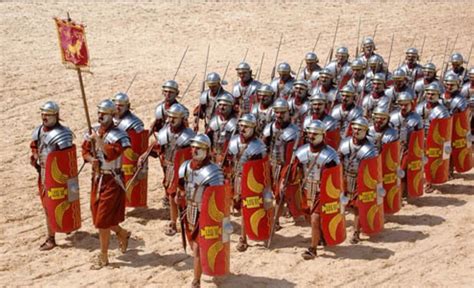 Legionaries on the march Soldados romanos História romana Império