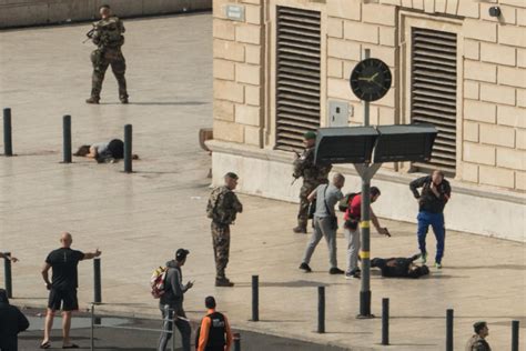 Marsiglia Attacco Con Il Coltello Alla Stazione Due Morti Assalitore