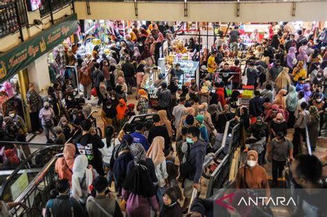 Jelang Lebaran Warga Serbu Pasar Baru Trade Center Bandung Antara News