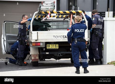 Les Policiers Fouillez Un V Hicule Stationn L Ext Rieur D Une