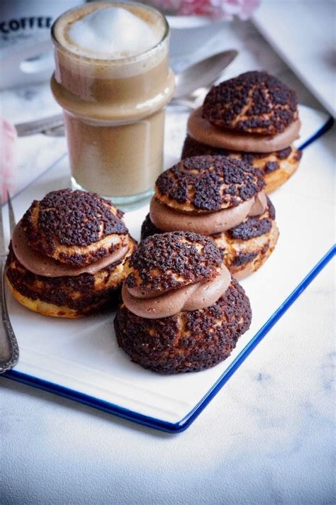 Choux craquelin à la crème diplomate au chocolat Desserts With Biscuits