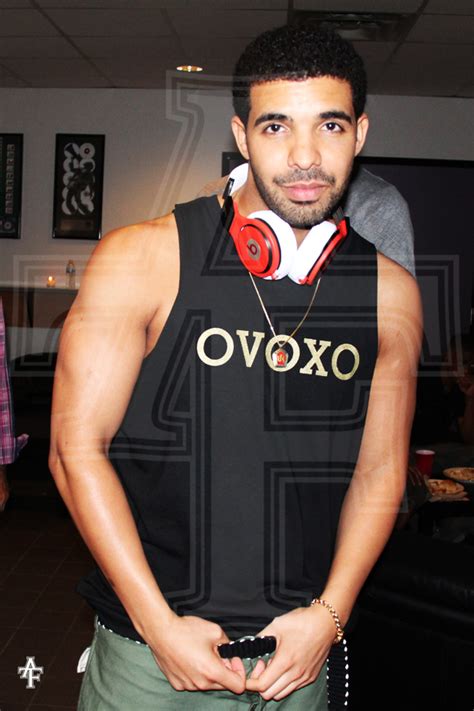 Non Stop Hip Hop Photos Drake Rocks His Custom Beats By Dre Headphones