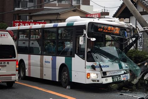 通勤時間の路線バスが電柱に激突し12人けが 目撃者から話を聞いた Sirabee