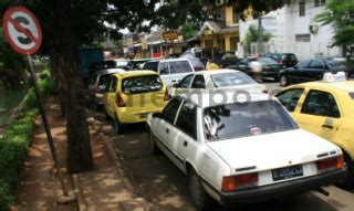 Parkir Mobil Di Dekat Rambu Dilarang Berhenti Datatempo