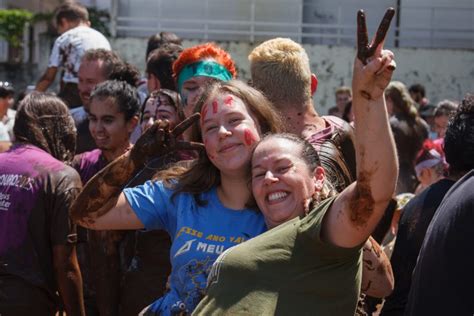 Aprovados No Vestibular Da Ufpr Fazem A Festa No Tradicional Banho De