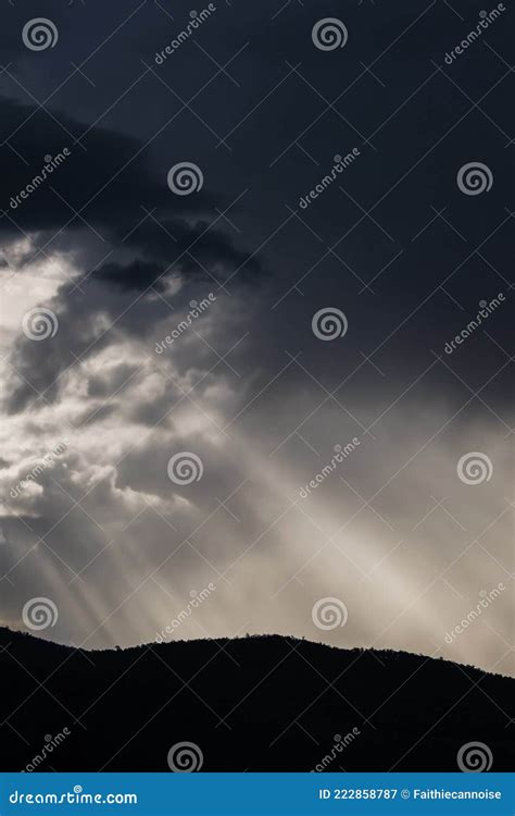 Densas Nuvens Tempestuosas Sobre As Montanhas Raios Solares