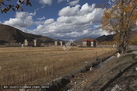 蓝天白云山脉藏族民居高原平原自然风景摄影素材汇图网