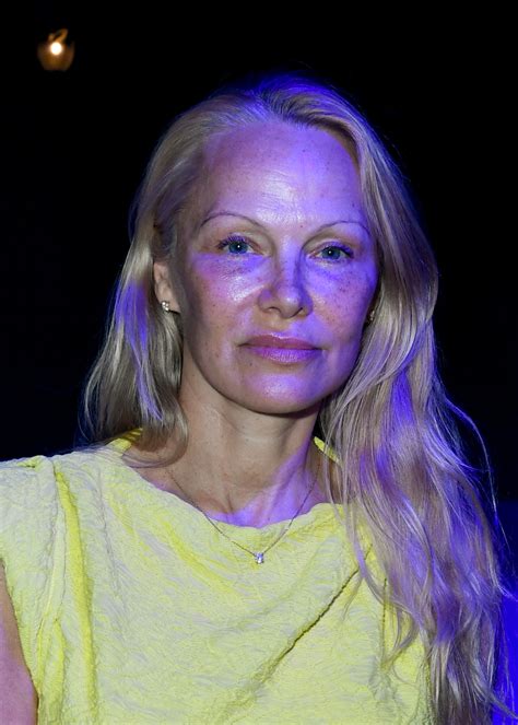 Pamela Anderson 56 Shocks In Makeup Free Photos At Fashion Week And