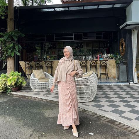 Ide OOTD Hijab Rok Ala Silvia Maulidia Pas Ketemu Camer