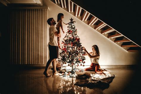 How to Take DIY Family Christmas Portraits: 6 Tips