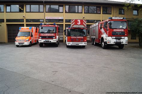 Gruppenaufnahmen vom Löschzug der Feuer und Rettungswache 3 in Duisburg