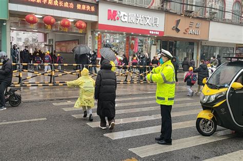 商丘交警雨中坚守“护学岗”为学生撑起“安全伞”凤凰网河南凤凰网