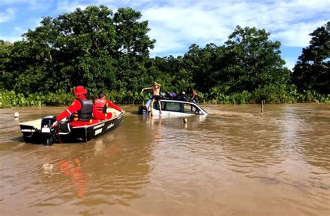 Veja Festa de réveillon é cancelada em Itacaré e carro fica submerso e