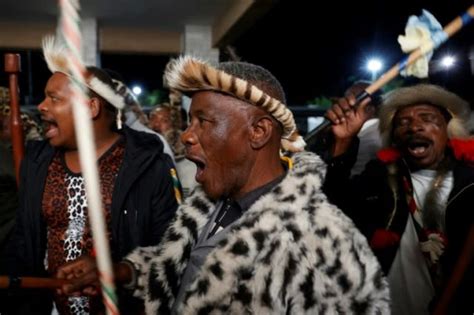 Thousands Fete South Africa S New Zulu King