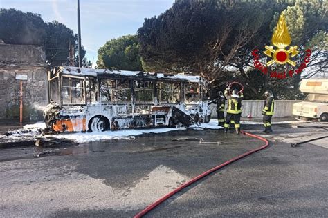 Genova Autobus In Fiamme Autista Salva I Passeggeri E Spegne L Incendio