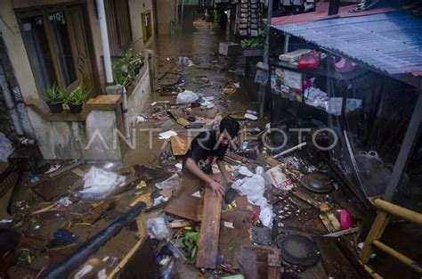 Banjir akibat luapan Sungai Cikapundung di Bandung | ANTARA Foto