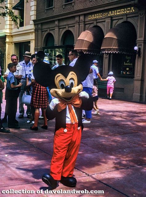 25 Vintage Color Photos Of Terrifying Disneyland Mascots From Between