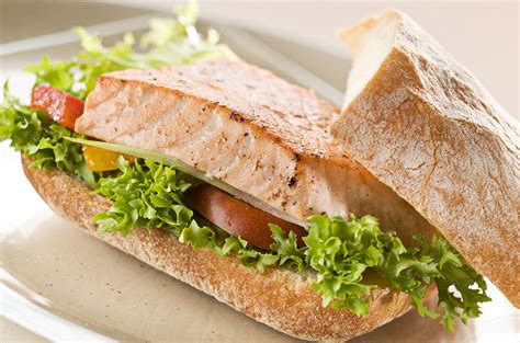 Cómo hacer un poderoso sándwich de salmón cocido Comedera Recetas