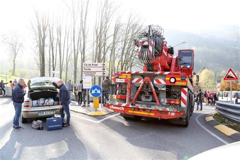 Treno Travolge Ambulanza Due Morti Nel Bergamasco La Repubblica