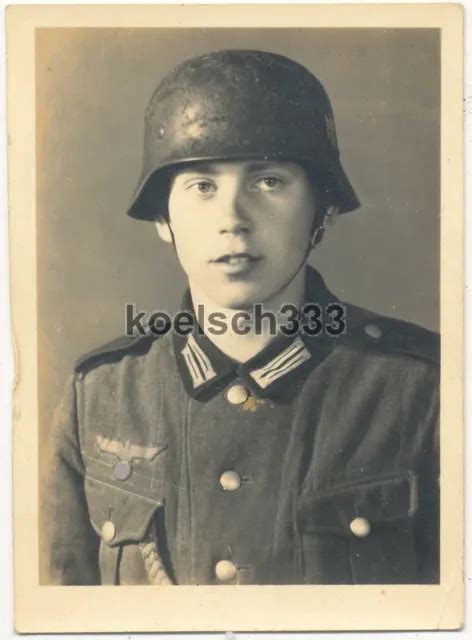 FOTO STAHLHELM PORTRAIT Soldat Der Wehrmacht Mit M 40 Helm EUR 58 00