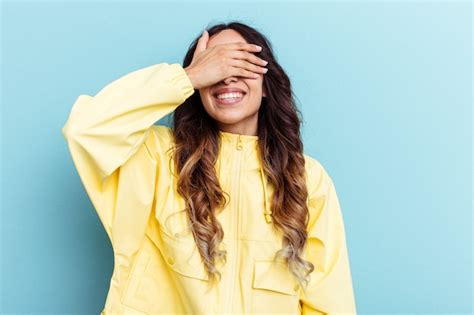 Joven Mexicana Aislada Sobre Fondo Azul Cubre Los Ojos Con Las Manos