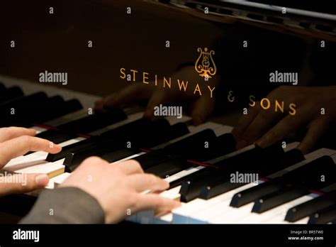 Manos tocando un piano Steinway Sons Fotografía de stock Alamy