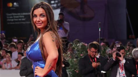 Elettra Lamborghini In Bikini Pronta Per Il Bagno Ha Un Amico Speciale