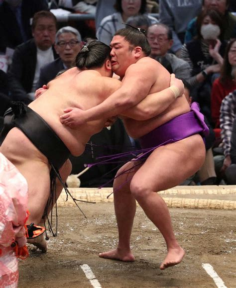 朝乃山（左）と立ち会い直後右足を痛める尊富士（撮影・後藤 正志） ― スポニチ Sponichi Annex スポーツ