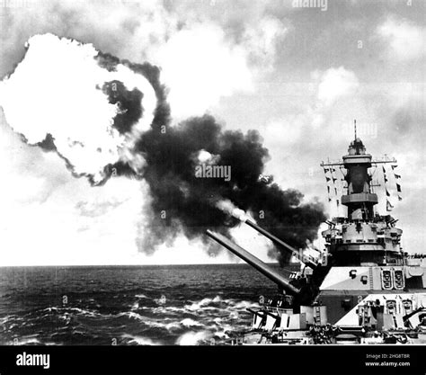 Sixteen-inch guns of the USS Iowa firing Stock Photo - Alamy