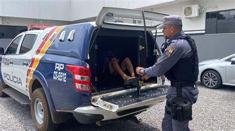 Polícia Militar prende homem simulacro de arma de fogo e drogas em