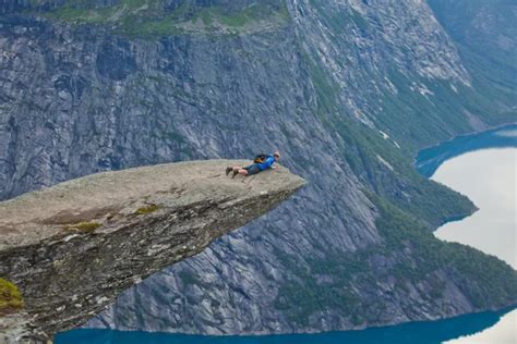 Una Imagen Vibrante Del Famoso Lugar De Senderismo Noruego Trolltunga